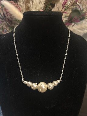Elegant Pearl Accent Necklace - Sterling Silver